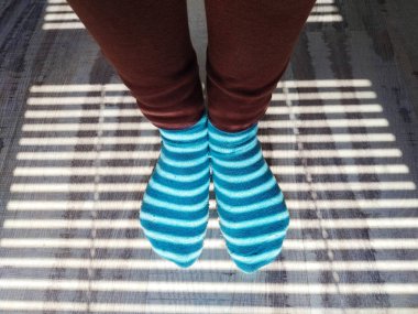 Bacaklar üzerinde gölge jaluzi ile ilginç soyut arka plan. 