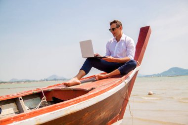 işadamı bir teknede güzel açık ofis bilgisayarı ile çalışma.