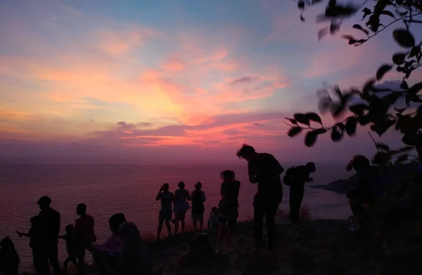 Grupo Pessoas Tirar Fotos Praia Pôr Sol — Fotografia de Stock