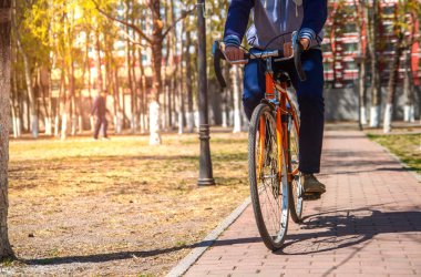 Bisiklet bisikletçi gündoğumu sağlıklı yaşam tarzı aktif atlet spor yaparken sürme. Doğada Bisiklet ile soyut arka plan.