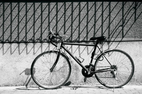 日の出健康的なライフスタイルに乗って自転車サイクリストは スポーツをしてアクティブアスリート 自然の上に自転車で抽象的な背景 — ストック写真