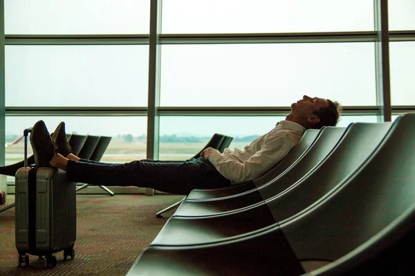 Κουρασμένος Νεαρός Άνδρας Άναψε Στο Κάθισμα Στην Αίθουσα Αεροδρομίου Άνθρωπος — Φωτογραφία Αρχείου