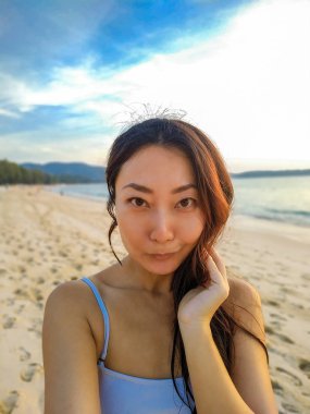 Plajda Asya genç kadın tatil bir selfie alarak .