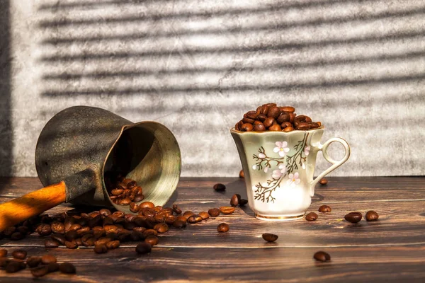 Kaffeebohnen Und Türke Auf Einem Hölzernen Hintergrund — Stockfoto
