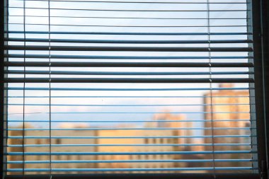 bir pencere, beyaz kanepe.