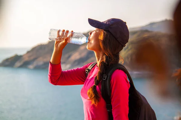 Одна Женщина Турист Останавливается Выпить Воды Наслаждается Видом Вершины Горы — стоковое фото