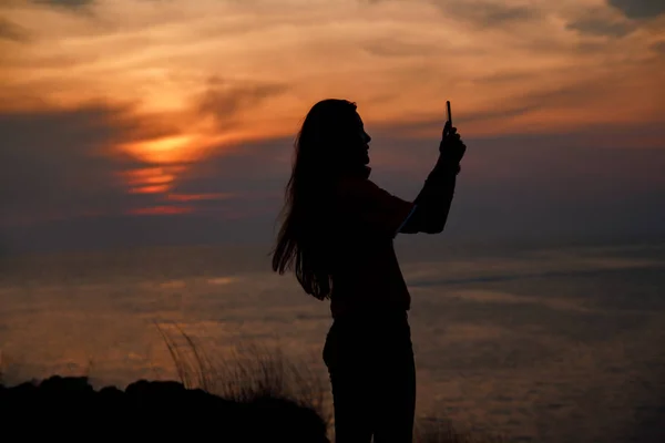 Silhouette Jeune Femme Prenant Des Photos Avec Montagne Mer — Photo