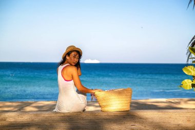 Sahilde asyalı kadın mutlu gülümsüyor. Yaz plajda beyaz açık havada güzel kız.