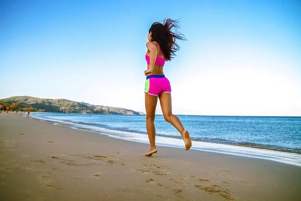 Athletische Fitness Frau Beim Laufen Strand Outdoor Training — Stockfoto