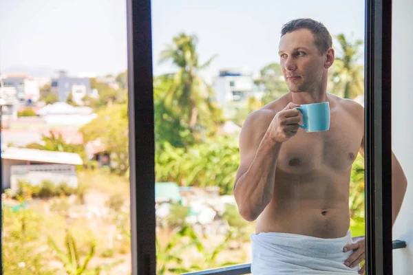 Bel Ragazzo Muscoloso Senza Maglietta Che Beve Caffè Mattina Presto — Foto Stock