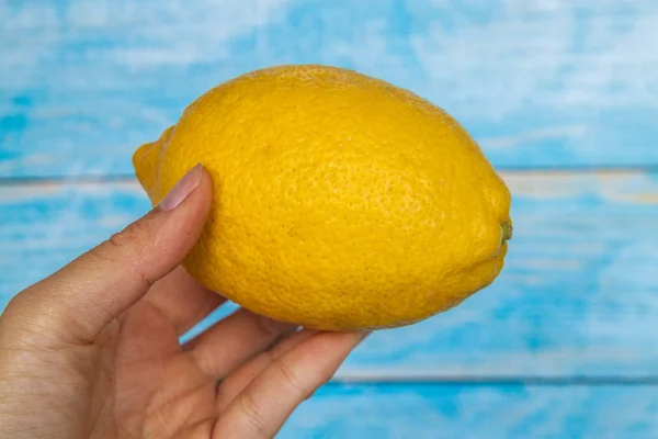 Крупный План Руки Свежим Желтым Лимоном — стоковое фото