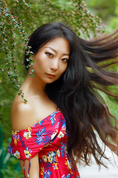 Καλοκαίρι Πορτρέτο Της Όμορφης Ασίας Γυναίκα Μακριά Μαλλιά Πράσινο Φόντο — Φωτογραφία Αρχείου