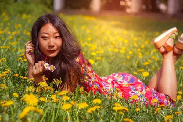 一个阳光明媚的日子 年轻快乐的亚洲女人在田里拿着蒲公英 — 图库照片