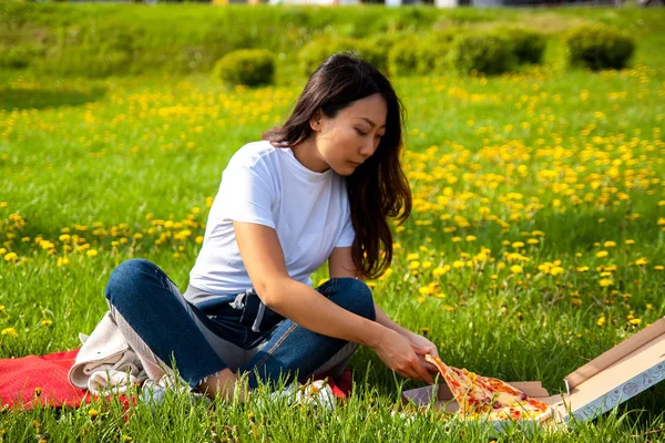 Jong Aziatisch Vrouw Met Lang Haar Houden Slice Van Pizza — Stockfoto