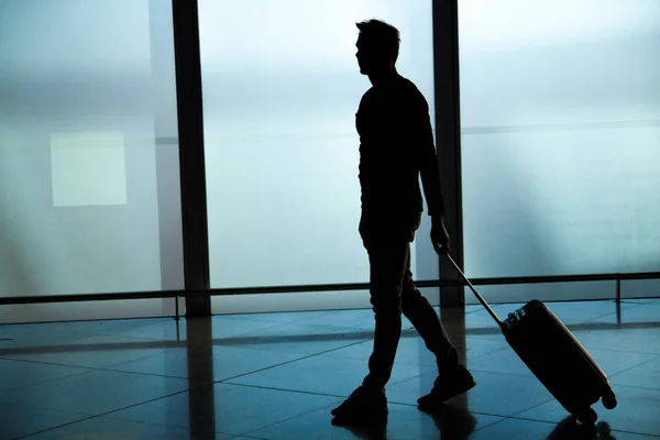 Πίσω Όψη Του Επιχειρηματία Που Περπατάει Τσάντα Έξω Από Αεροδρόμιο — Φωτογραφία Αρχείου