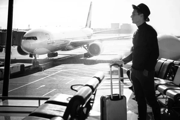 Άνθρωπος Στέκεται Τις Αποσκευές Του Ένα Αεροδρόμιο — Φωτογραφία Αρχείου