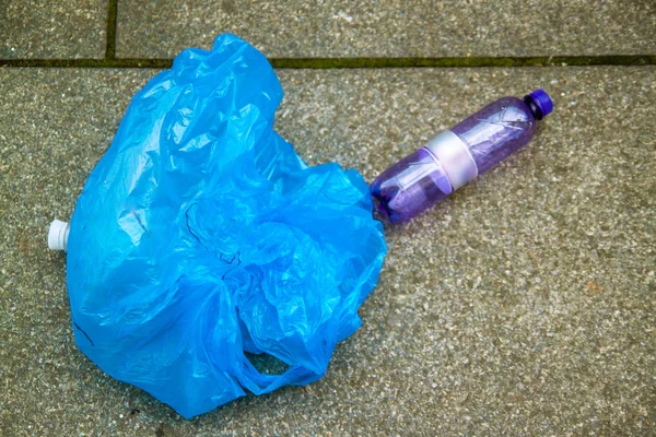 Basura Plástico Con Botellas Plástico Vacías Otra Basura Sobre Asfalto — Foto de Stock