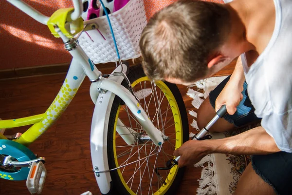 Nahaufnahme Eines Mannes Der Fahrrad Fährt Instandhaltung Des Fahrrads Hause — Stockfoto