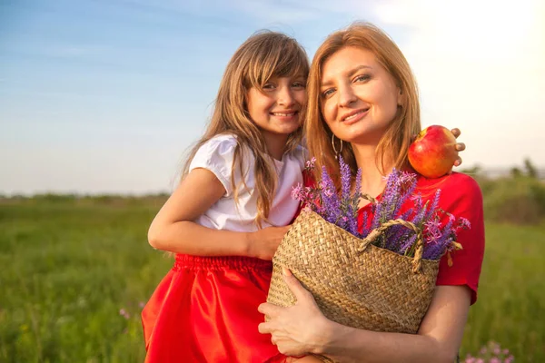 Yaz Aylarında Doğada Yeşil Alanda Sarı Saçlı Çekici Mutlu Anne — Stok fotoğraf