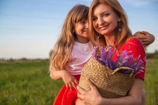 Yaz Aylarında Doğada Yeşil Alanda Sarı Saçlı Çekici Mutlu Anne — Stok fotoğraf