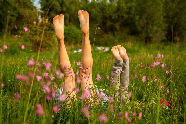 Die Ansicht Der Jungen Mutter Und Tochter Auf Grünem Gras — Stockfoto