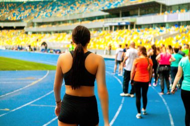 Yürümeye devam et. Stadyumda sporcu antrenmanı. 
