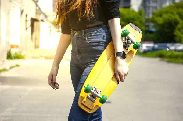 Hipster Menina Jeans Posando Com Skate Dique Close — Fotografia de Stock