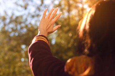 yardım için gökyüzüne ulaşır ve güneş kapakları, Güneş ışınları yakın el - yukarıya onların yol yapmak.