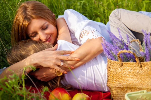 Bela Jovem Mãe Sua Filha Branco Divertindo Campo Flores Verão — Fotografia de Stock