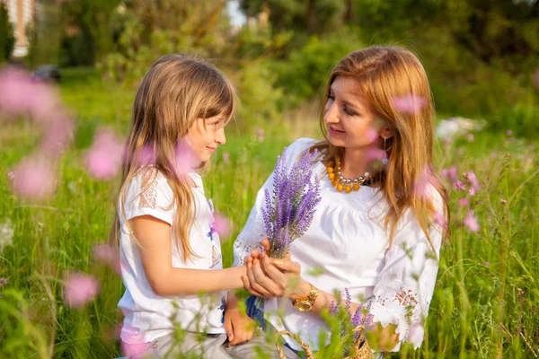 Güzel Genç Anne Beyaz Kızı Yaz Aylarında Çiçek Tarlasında Eğleniyor — Stok fotoğraf