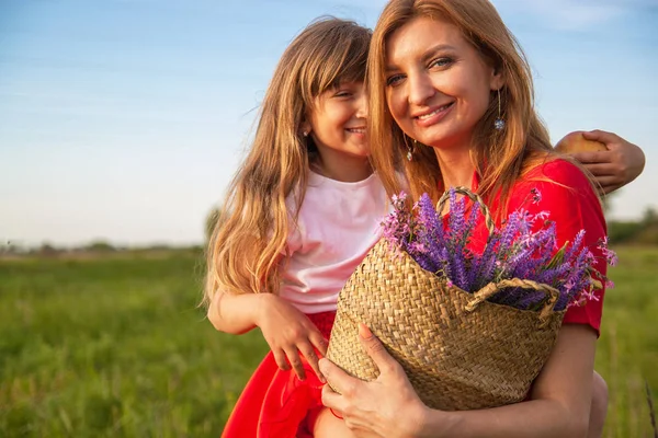 Mutlu Anne Kızı Yaz Aylarında Doğada Yeşil Alanda Smilling — Stok fotoğraf