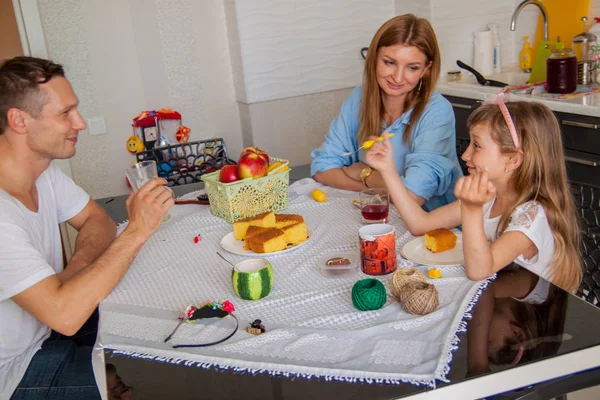 Familia Alimentación Concepto Personas Madre Feliz Padre Hija Desayunando Casa — Foto de Stock