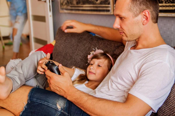 Pequeña Linda Chica Está Usando Tableta Padre Está Jugando Consola — Foto de Stock