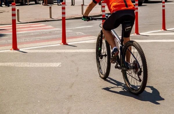 Rowerzysta Odzieży Sportowej Podczas Wyścigu Rowerowego Mieście — Zdjęcie stockowe