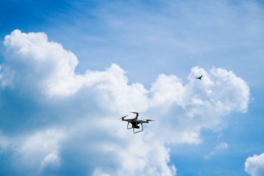 uçan uçak quadrocopter gökyüzü ve bulutlar.