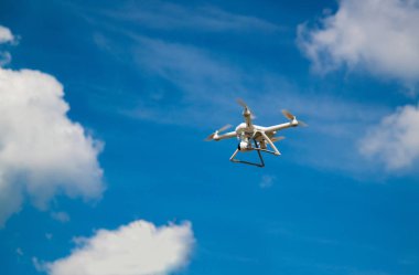 uçan uçak quadrocopter gökyüzü ve bulutlar.