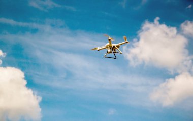 uçan uçak quadrocopter gökyüzü ve bulutlar.