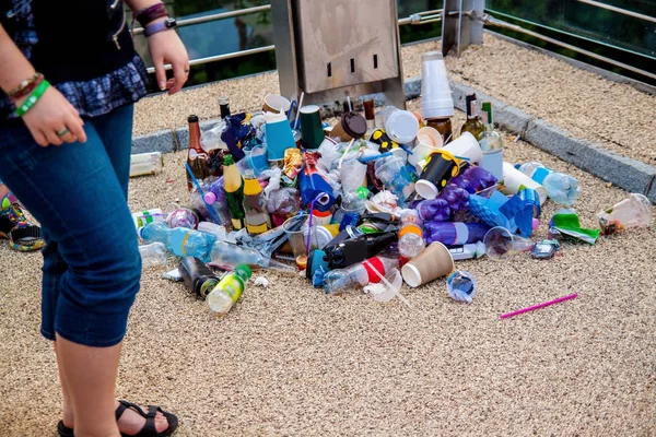 Basura Calle Pavimento Cerca Del Basurero Bolsas Latas Vacías — Foto de Stock