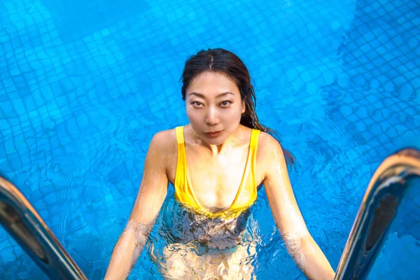 Belle Femme Asiatique Relaxant Dans Piscine — Photo