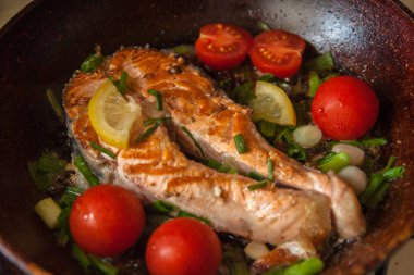 sebze closeup ile pişmiş biftek kırmızı balık. Sağlıklı gıda kavramı.