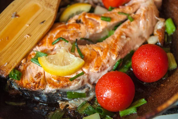 野菜をクローズアップしたステーキ赤魚の調理 健康食品のコンセプト — ストック写真