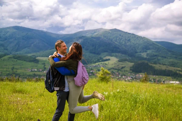 Vue Arrière Couple Randonneurs Embrassant Riant Sommet Montagne — Photo