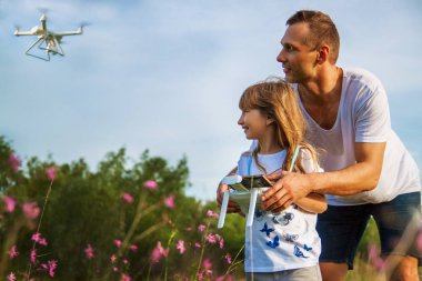 Açık rekreasyon aile için Leisure. Doğum günü hediyesi. Bir erkek ve küçük bir kız, bir radyo kontrollü uçak ya da bir drone ya da gökyüzüne bir helikopter başlattı. 