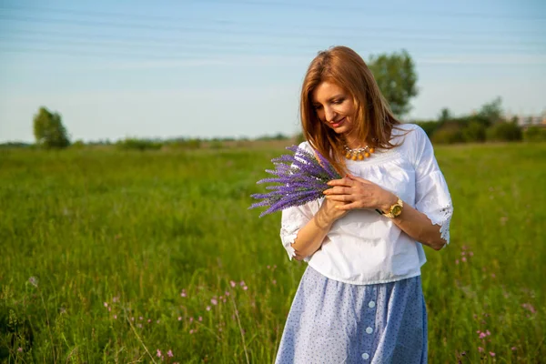 Jeune Belle Fille Enceinte Blanc Enjoing Nature — Photo