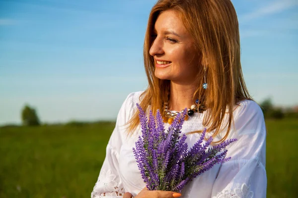 Young Beautiful Blonde Woman Smilling Flowers Nature Summer — Stock Photo, Image