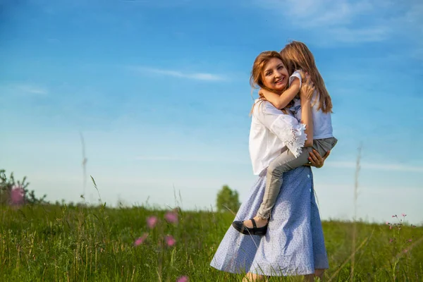 Familia Feliz Madre Hija Abrazándose Verano Naturaleza —  Fotos de Stock