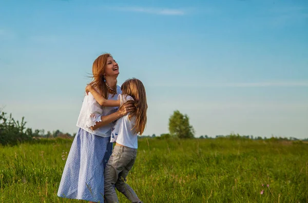 Familia Feliz Madre Hija Abrazándose Verano Naturaleza —  Fotos de Stock