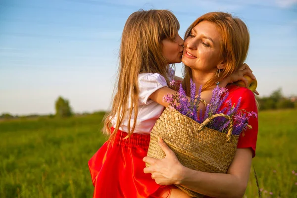 Familia Feliz Madre Hija Abrazándose Verano Naturaleza —  Fotos de Stock