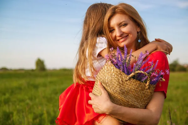 Felice Famiglia Madre Figlia Abbracci Estate Sulla Natura — Foto Stock