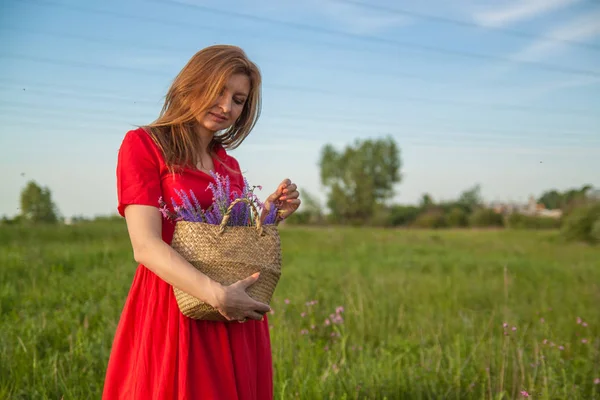 Jeune Belle Femme Blonde Smilling Avec Des Fleurs Dans Nature — Photo